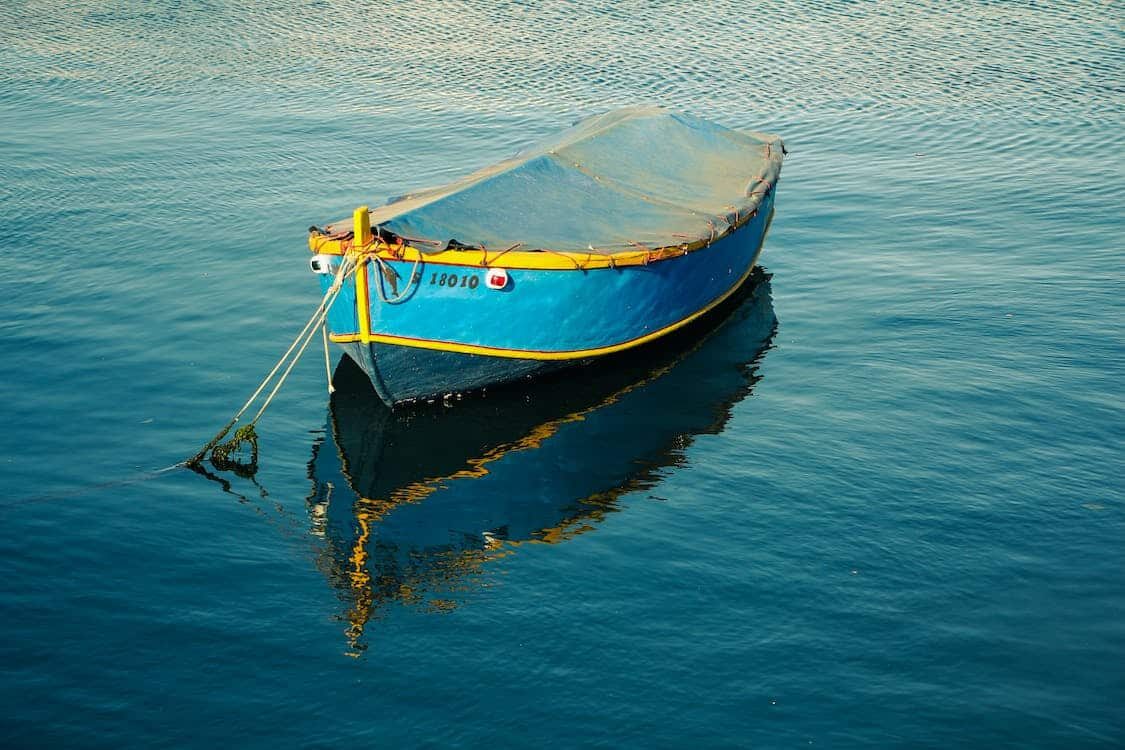free-photo-of-a-blue-boat